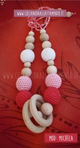 Collana da allattamento con anelli. rossa rosa e bianca